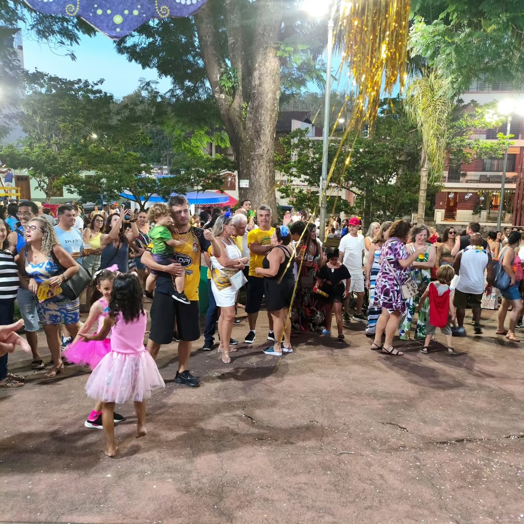 Bloco dos Passos transborda alegria na Praça Bias Fortes em Santos Dumont